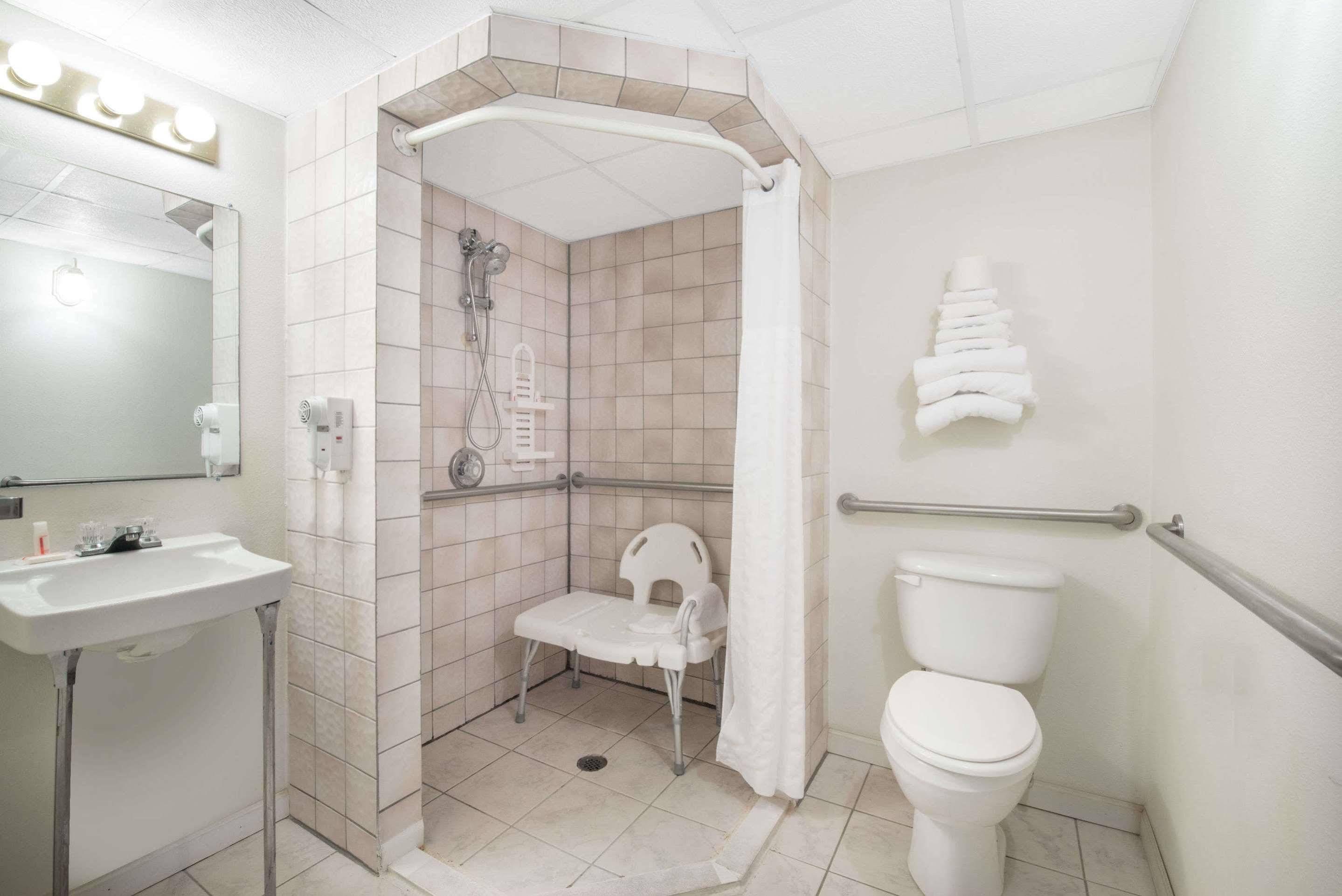 Knights Inn And Suites - Grand Forks Extérieur photo