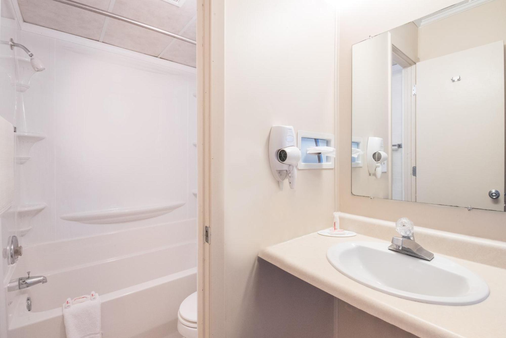 Knights Inn And Suites - Grand Forks Extérieur photo