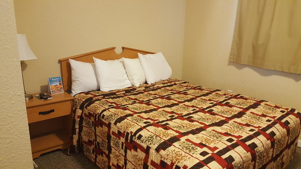 Knights Inn And Suites - Grand Forks Extérieur photo