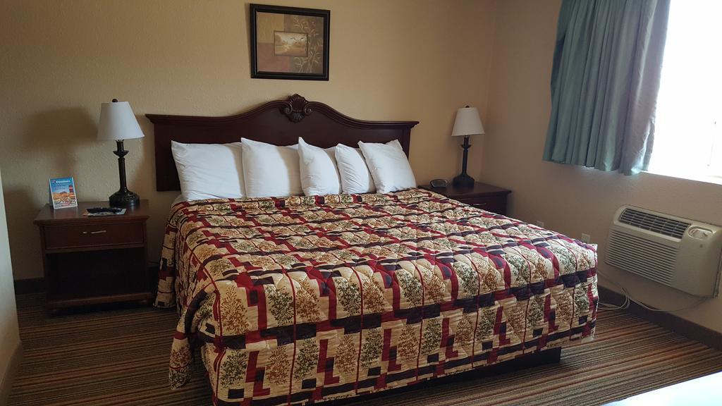 Knights Inn And Suites - Grand Forks Extérieur photo