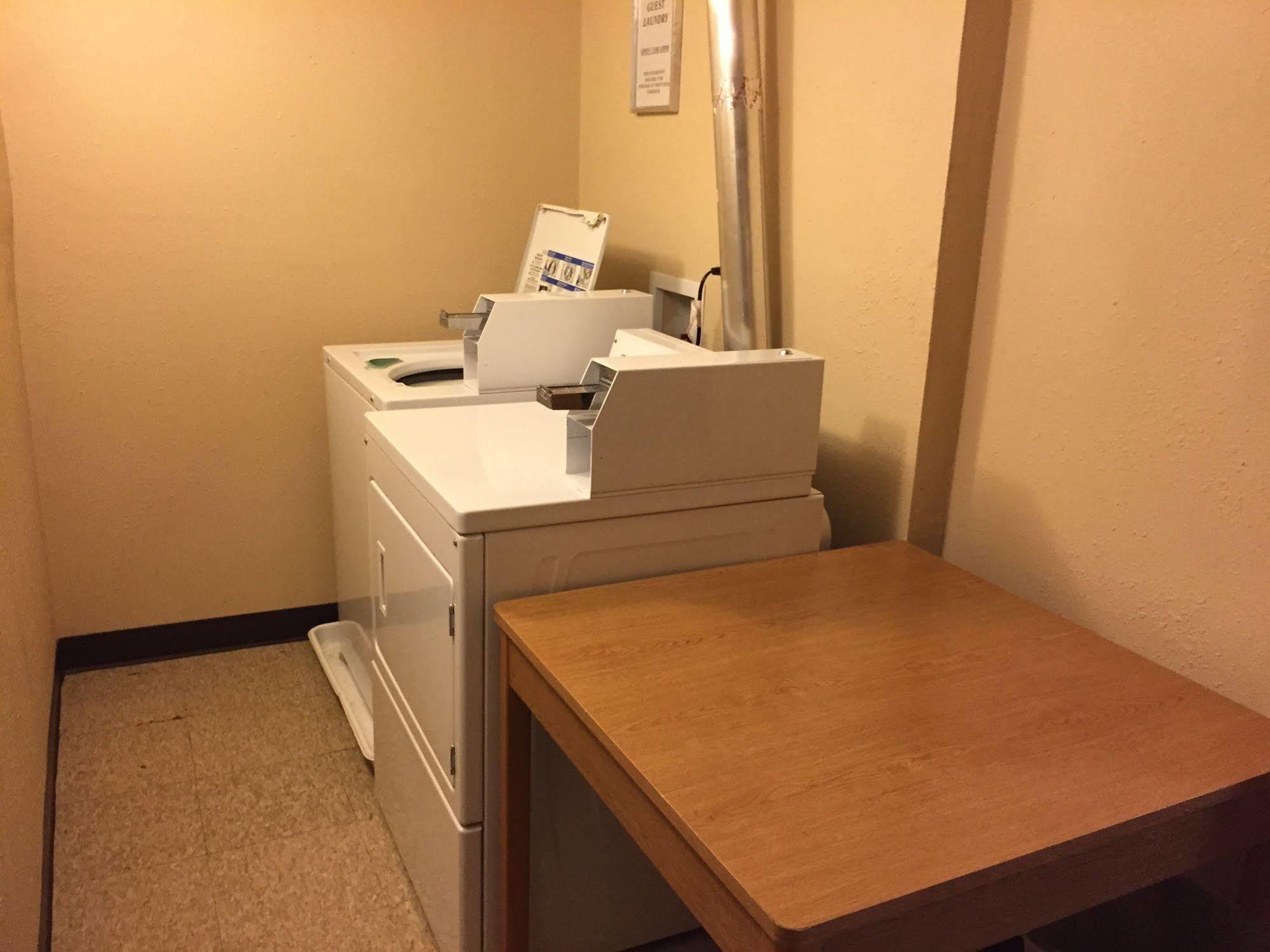 Knights Inn And Suites - Grand Forks Extérieur photo