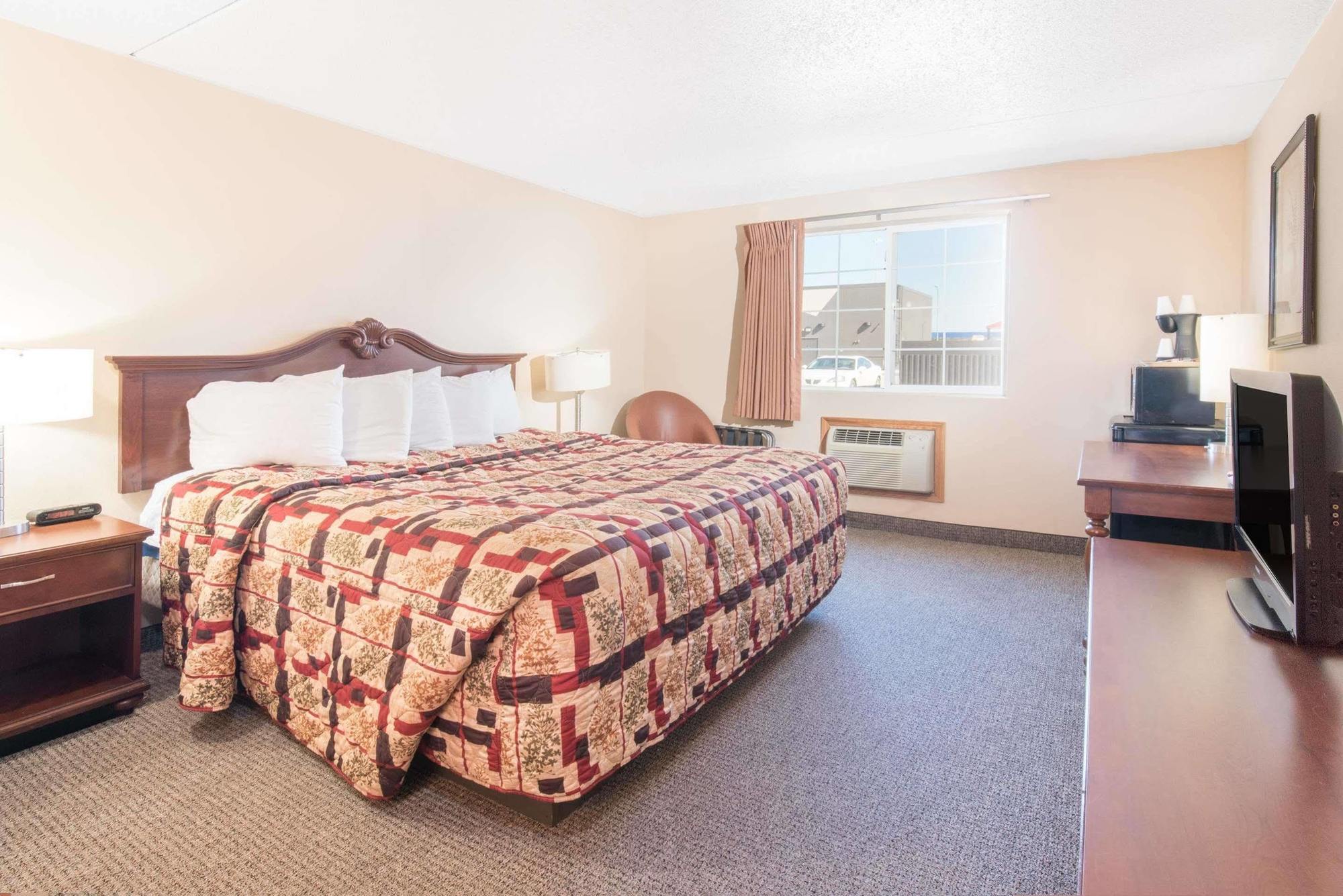 Knights Inn And Suites - Grand Forks Extérieur photo