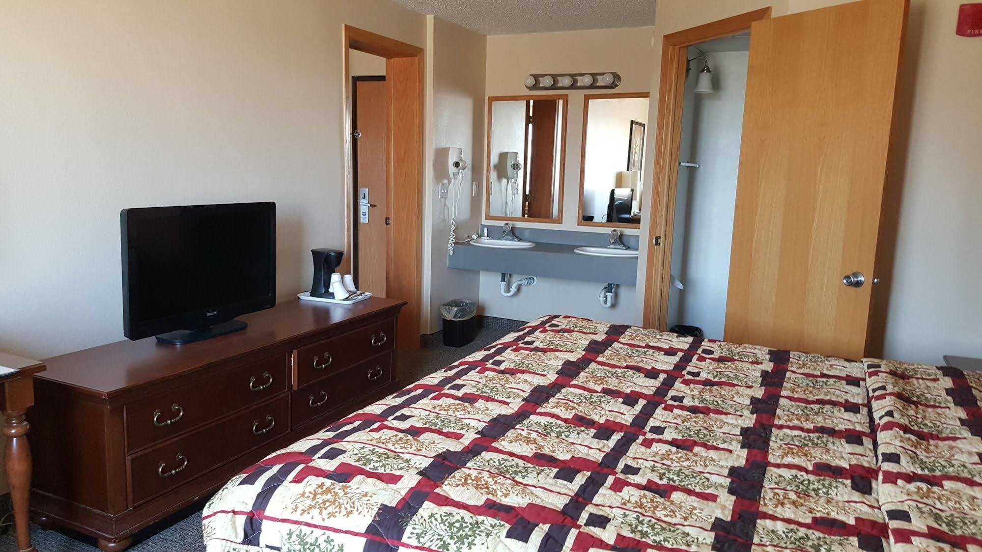 Knights Inn And Suites - Grand Forks Extérieur photo