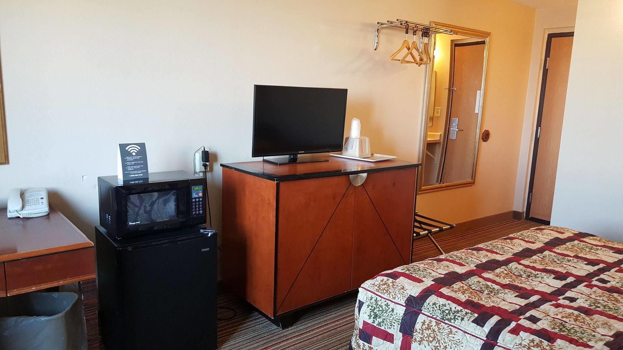 Knights Inn And Suites - Grand Forks Extérieur photo