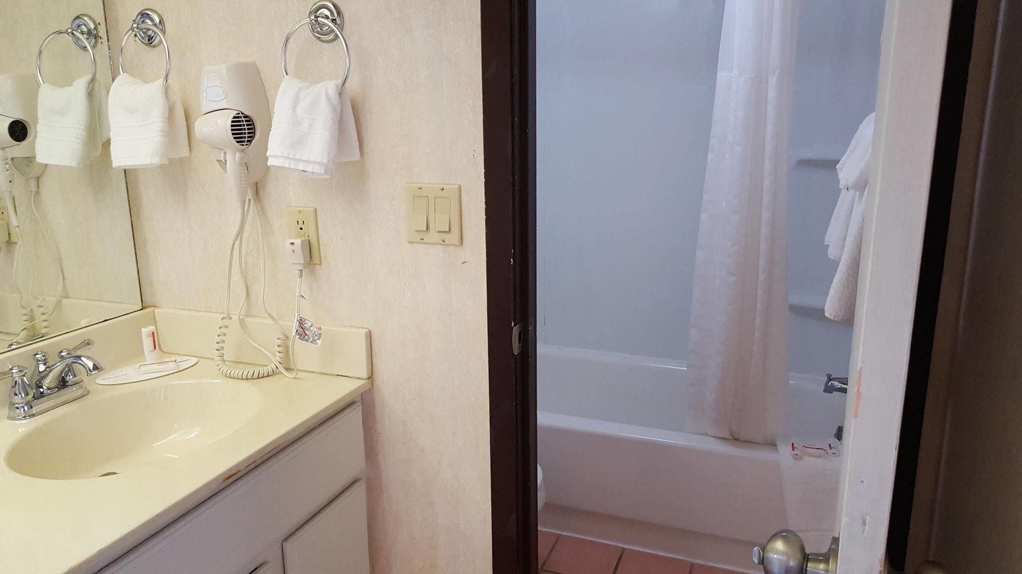 Knights Inn And Suites - Grand Forks Extérieur photo
